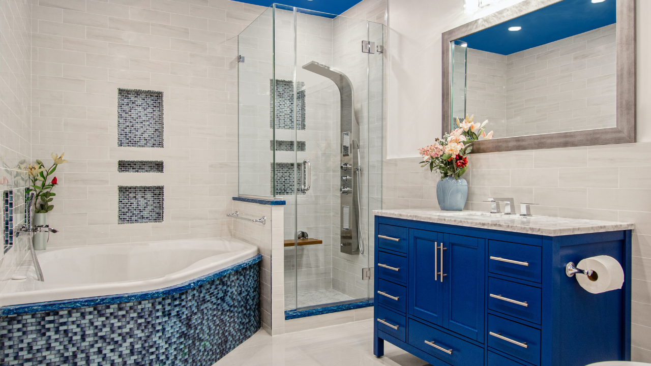 blåt badeværelse, stilfuldt